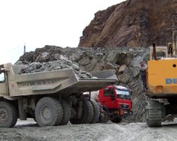 Betankung von schwerem Ger�t im Steinbruch